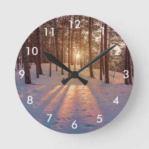 Relógio Redondo Sol em neve, pinheiros de inverno