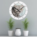 Relógio Redondo Sua Parede Personalizada de Proprietários de Pet d<br><div class="desc">Personalize com a fotografia do seu próprio gato neste relógio de estimação personalizado e personalize com seu nome na parte inferior. Um belo presente personalizado para um dono de gatinho imortalizar seu amor por seu gatinho fofo. Bordado em branco com números negros.</div>