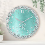 Relógio Redondo Teal Brugado Metal Silver Glitter Nome Monograma<br><div class="desc">Personalize facilmente este design de relógio de parede chic,  que apresenta uma cintilação cintilante bonito prateada em um fundo metálico escovado teal.</div>