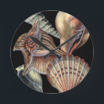 Relógio Redondo Tesouros do mar<br><div class="desc">Este impressão de arte mostra as melhores coisas da natureza dentro do oceano. Encontre todos os diferentes tipos de vida marinha nesta imagem incluindo um Conch Seashell,  Sand Dollares,  e Recifes enterrados no fundo do mar. Esta coleção de arte é uma coleção obrigatória em seus próximos produtos Zazzle.</div>