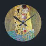 Relógio Redondo The Kiss (original Der Kuss) por Gustav Klimt<br><div class="desc">Beijo (1907-1908). Artista: Gustav Klimt (1862-1918). O Beijo (original Der Kuss) é provavelmente o trabalho mais famoso de Gustav Klimt. Começou a trabalhar nesse sentido em 1907 e é o ponto alto do seu chamado "Período Ouro". O Beijo é uma vintage Era Vitoriana Simbiolismo belo amor pela arte e pintura...</div>