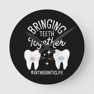Relógio Redondo Trazendo os Dentes Junto - Ortodontista 