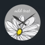 Relógio Redondo Trendy Daisy com cinza e amarelo<br><div class="desc">Uma peça de arte dúzia e caprichosa,  hipster. Você pode adicionar um nome,  monograma ou outro texto personalizado. Se precisar mover a arte,  clique no botão personalizar para fazer alterações.</div>