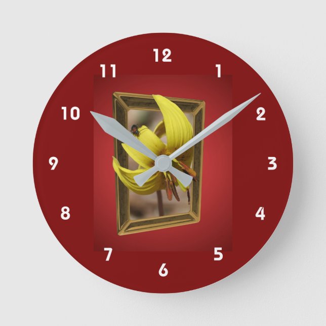 Relógio Redondo Trout Lily Flower Out Of Bounds  (Frente)