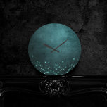 Relógio Redondo Twilight Teal | Estrelas Verdes Profundas Aqua Neo<br><div class="desc">#abstractart Moody e rich grunge dos anos 90 inspiraram fundo azul azul azul-turquesa escuro em um profundo mottle azul-verde-azul-turquesa com vibrantes e brilhantes estrelas do néon azul-aqua definhando borda de confetti. Esta moderna e moderna cor d'água pintada à mão e gradiente médio misturado adiciona o perfeito pop de cor e...</div>