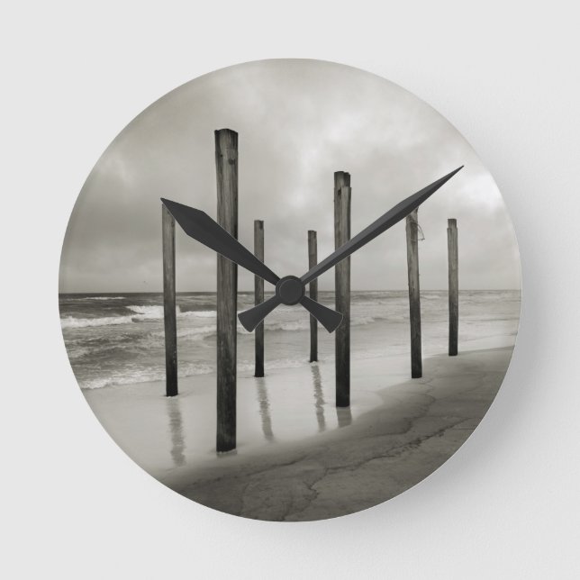 Relógio Redondo Uma foto em tons de sépia de velhas postas na prai (Frente)