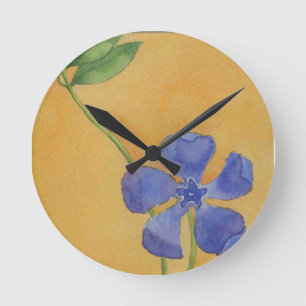 Relógio Redondo Única pervinca simples no fundo amarelo