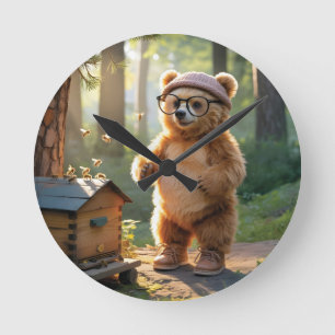 Relógio Redondo Urso Apicultor Caprichoso em uma Floresta Ensolara