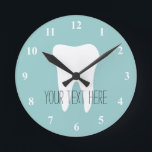 Relógio Redondo Ventilador de parede do escritório com o logotipo<br><div class="desc">relógio de parede do escritório dentista com logotipo de dente e texto personalizável para nome ou slogan. design de excelente para a sala de espera da sua clínica dentária ou prática higienista.</div>