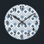 Relógio Redondo Ventiladores do Art Deco<br><div class="desc">Este relógio de parede tem um design de arte de diamantes azuis empoeirados com linhas diagonais e diamantes azuis escuros em um campo de branco.</div>