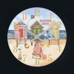 Relógio Redondo Verão na Shore Beach Water<br><div class="desc">Aproveite esta divertida e colorida cena de cabana de praia — relaxe e esteja lá quando quiser. Basta adicionar seu monograma à bolsa de praia ou excluir e você pode decidir mudar "dias de verão" para seu próprio tema pessoal. Qualquer pergunta sobre design, envie um e-mail para charmdesignstudio@rcn.com e ficaremos...</div>