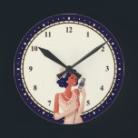 Relógio Redondo Vintage Glam 1920 Cantora Marinho Blue<br><div class="desc">Estilo de vinte anos de safra com esta ilustração de uma cantora glamourosa 1920,  com um pano de fundo creme e um marinho azul ao redor da borda,  com números e minutos. Também disponível como quadrado.</div>