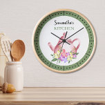 Relógio Redondo Watercolor Floral Teapot Custom Name Kitchen<br><div class="desc">O relógio russo da cozinha para personalizar. A ilustração elegante do bule de aquarela e flores adiciona um estilo de país.</div>
