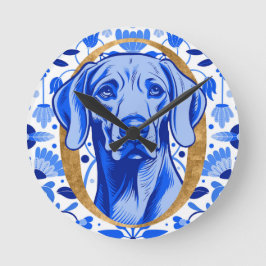 Relógio Redondo Weimaraner peering thru the letter "O" in Gold