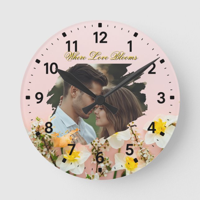 Relógio Redondo Where Love Blooms | Personalized Spring Romance  (Frente)