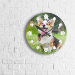 Relógio Redondo White Paw Prints (Impressões de tela branca) adici<br><div class="desc">Relógio redondo que você pode personalizar com uma foto do seu animal de estimação. Em vez de números,  as horas são marcadas com estampas brancas.</div>