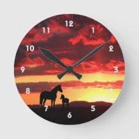 Wild Mustang Mare e Foal Silhouette com Sunset