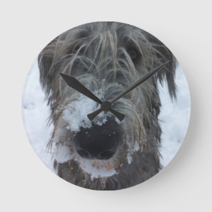 Relógio Redondo wolfhound irlandês que joga na neve