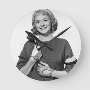 Relógio Redondo Woman Holding Golf Club