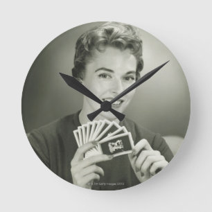 Relógio Redondo Woman Playing Cards