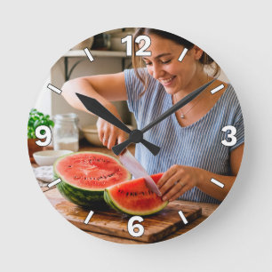 Relógio Redondo Woman Slicing Fresh Watermelon Kitchen Decor