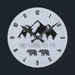 Relógio Redondo Woodland Bears - Nova Cabina<br><div class="desc">As matas russas suportam o relógio de casamento azul dos recém-casados. Perfeito para um temático rústico...  seu primeiro decor de casa ou de cabana. Um tipo manuscrito esquisito com seus nomes e data de casamento.</div>