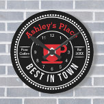 Relógio Redondo Xícara de Café Vermelho Cachorro<br><div class="desc">Personalize esta taça de café da cozinha redonda com o relógio temático da parede com o seu nome e outro texto. Apenas edite no editor fácil do Zazzle. Criado com uma simples xícara de café vermelha e branca,  com sotaques brancos a preto numa vibração com logotipo retrô estilizado.</div>