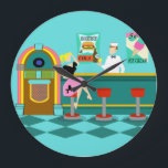 Relógio Retro Soda Fonte Acrídrica Redonda<br><div class="desc">Sirva algo especial com este Relógio Retro Soda Fountain Acrílico Round. A arte minimalista, a design de desenho animado mostra o interior do lugar mais legal da cidade. É uma fonte de refrigerante de 1950, em toda sua glória de gatinho! No cenário de um aqua wall, podemos ver posters anunciando...</div>