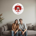 Relógio Romântico de Parede do Casal Yoga Personal<br><div class="desc">Celebre o amor e a consciência com este relógio romântico personalizado. Com um coração vermelho impressionante e uma silhueta de um casal de ioga em harmonia, este relógio faz um presente único e significativo para aniversários, casamentos ou Dias de os namorados. Os nomes personalizáveis adicionam um toque pessoal, fazer-o uma...</div>