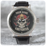 Relógio Serviço de Bombeiros Personalizados<br><div class="desc">Design do corpo de bombeiros personalizado do bombeiro - Esqueleto com capacete vermelho e eixos duplos. Personalize com seu nome,  número de estação/departamento e local.</div>