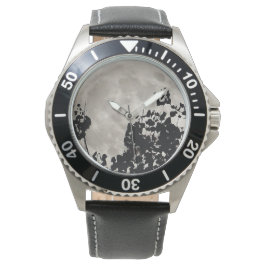 Relógio Superlua atrás das folhas pretas