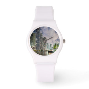 Relógio Torres iluminadas no beira-rio do rio de Miami