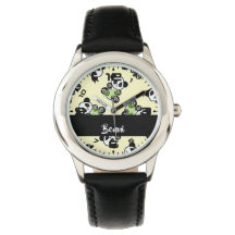 Urso-panda com folhas verdes de bambu