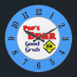 Relógio Vermelho pop<br><div class="desc">Este relógio da cozinha diz Pop Diner bom grub em letras vermelhas e azuis retroradas com um hambúrguer em amarelo. Os números são pretos em uma face externa azul. Um tema de arte de publicidade de restaurantes retrógrado para você ou seu cozinheiro de encomendas curtas favorito. Clique em Personalizar para...</div>