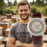 Relógio Vigilância Personalizada de apicultores com 3 colm<br><div class="desc">Três colmeias modernas num fundo de marfim com um perímetro de kraft. Pequenas abelhas de mel em voo acima das colmeias. Faz um presente elegante e maravilhoso para apicultores e apicultores. Belo relógio de pulso para vestir no mercado do agricultor e em feiras locais.</div>