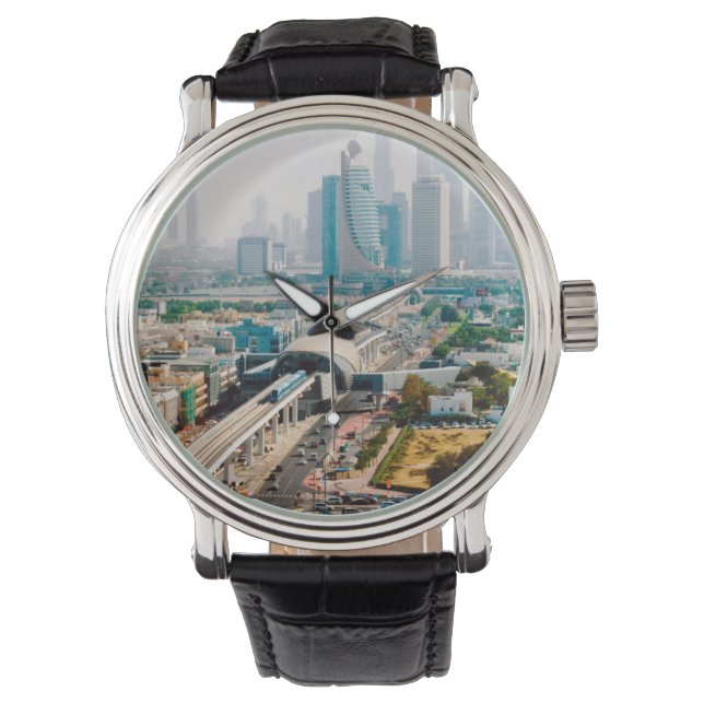 Relógio Visão da linha de metrô da cidade e arranha-céus (Frente)