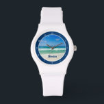 Relógio White Personalizada de Foto em Praia Fora<br><div class="desc">Uma bela fotografia de praia tirada no destino ideal de férias de Destin,  Flórida. As maravilhosas águas verdes de Sandestin se lavam até o litoral arenoso debaixo do céu azul sereno para fazer o relógio de fotos de férias perfeito. Personalize este relógio tropical bonito com o seu nome.</div>