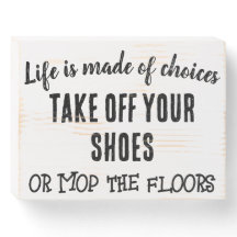 Remova seu Calçado Sinal de Caixa de Madeira Engra