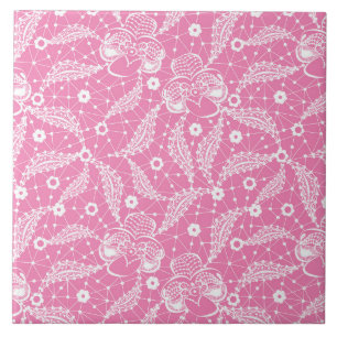 Renda floral branca sobre fundo rosa