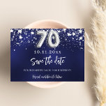 Reserve A Data 70 de aniversário das estrelas da prata azuis mari<br><div class="desc">Um moderno e elegante Salve a Data para uma parte de 70 aniversário. Um fundo azul marinho decorado com estrelas de falso prata. Personalize e adicione uma data e um nome. A cor azul é irregular. O texto: Salvar a Data é gravado com um script de estilo com letra de...</div>
