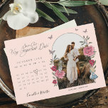 Reserve A Data Alice No País Das Maravilhas Nos Lúpis Em Foto Cal<br><div class="desc">Peça a seu convidado que marque seus calendários para seu encontro muito importante com nossa bela vintage Alice na foto de casamento do templo Wonderland, salve a data. Perfeito para um casamento com a Alice no País das Maravilhas. Restauramos meticulosamente a icônica Alice no País das Maravilhas, a ilustração de...</div>