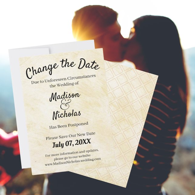 Reserve A Data Alterar o pergaminho de Beige adiado pelo casament (Change the Date Wedding Postponed Beige Parchment Save The Date Announcement)