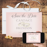 Reserve A Data Anéis de Casamento Dourados em Blush Salve o Cartã<br><div class="desc">Este simples mas elegante design mostra um par de bandas de anel de casamento de ouro puro em um fundo branco suave em rosa-pincel empoeirado. Esta design é parte do Dourado Casamento anéis sobre a Coleção Blush Wedding Suite criada pela Imprensa Simplesmente Farmhouse.</div>