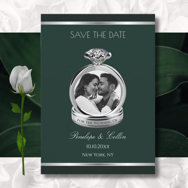 Reserve A Data Anel de Noivado de Prata Esmeralda Verde Save the  (Elegant forest green save the date announcement with photorealistic 3D silver wedding ring.)