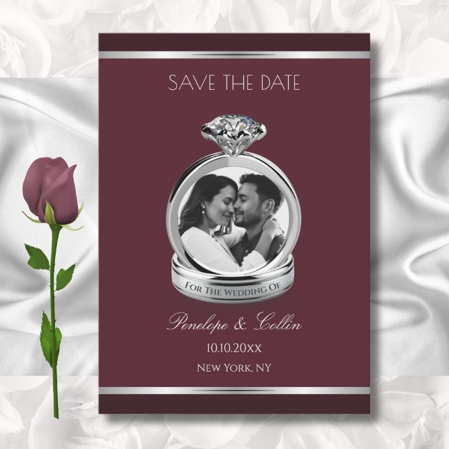 Reserve A Data Anel de Prata Elegante em Borgonha Foto Save the D (Elegant merlot burgundy save the date announcement with photorealistic 3D silver wedding ring.)