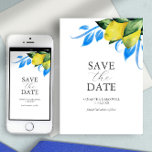 Reserve A Data Aquarela Moderna Limão Mediterrâneo<br><div class="desc">Anuncie seu noivado com este moderno cartão de "save the date". Ele apresenta uma mistura de tipografia clássica e cursiva com uma borda de meus originais limões amarelos em aquarela com enfeites azuis em um fundo branco crocante. Use os campos do modelo para personalizar com seu nome e data de...</div>