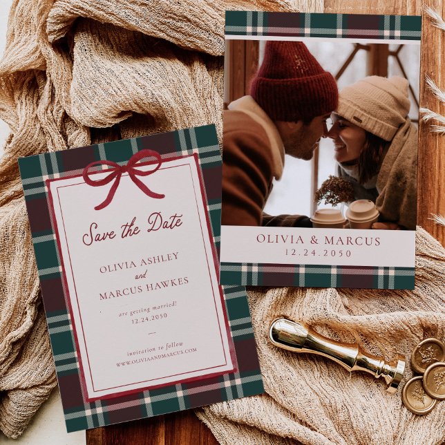 Reserve A Data Arco de Natal Xadrez Verde Borgonha Casamento (Burgundy green plaid Christmas save the date with red bow, elegant winter holiday announcement.)
