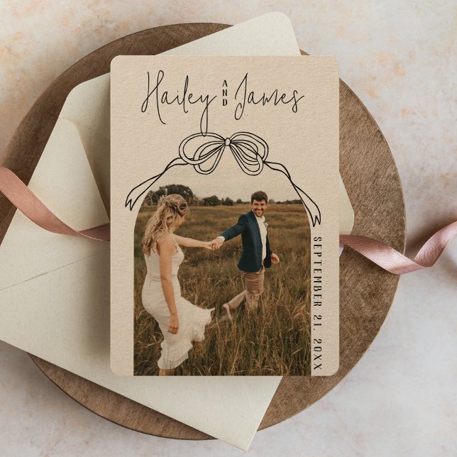 Reserve A Data Arco Kraft Desenhado à Mão Moderno e Excêntrico pa (Rustic kraft boho trendy black hand drawn bow modern arch photo classy wedding rounded save the date)