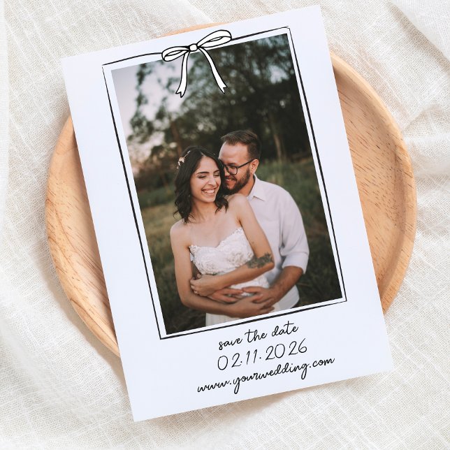 Reserve A Data Arco Simples Quimético Simples De Foto Desenhado À (Announce your big day with our chic bow Save the Date card, with a timeless black and white design.)