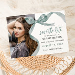 Reserve A Data Arco Verde Moderno Foto Graduação<br><div class="desc">Eleve sua celebração de formatura com nossos cartões de "save the date" para formatura chiques e modernos. Com uma elegante faixa verde em aquarela amarrada em um laço e sua foto favorita, esses convites mesclam estilo e elegância de forma eloquente. Nosso recurso de personalização fácil de usar torna um prazer...</div>